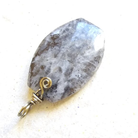 Minimalist Larvikite Pendant - Unisex - Black & Grey Labradorite Kissin' Cousin - Picture 1 of 7